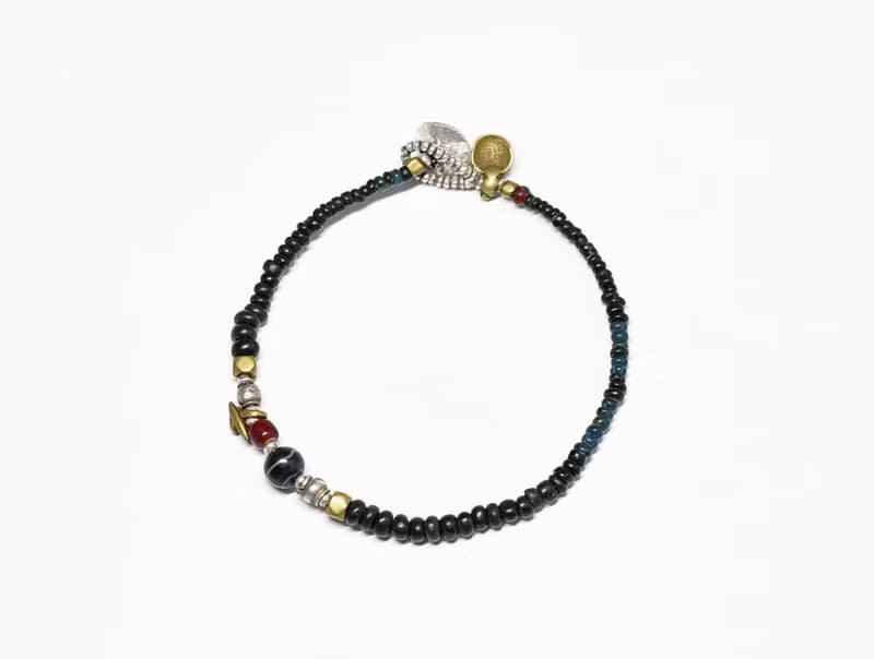 古代瑪瑙と血赤ホワイトハーツ、oldチンシルバーとoldオリッサブラス、漆黒とインディゴブルービーズのブレス