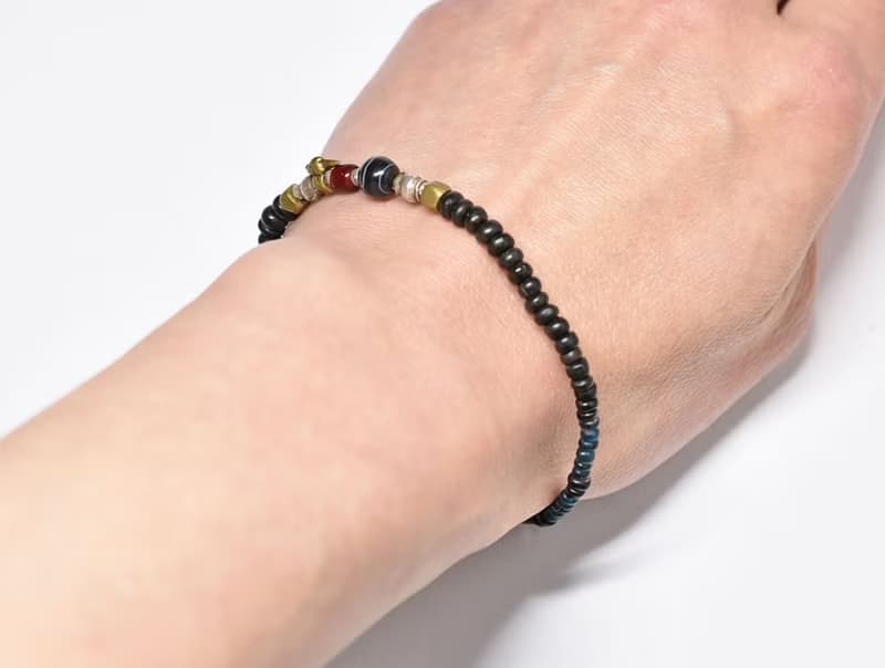 古代瑪瑙と血赤ホワイトハーツ、oldチンシルバーとoldオリッサブラス、漆黒とインディゴブルービーズのブレス