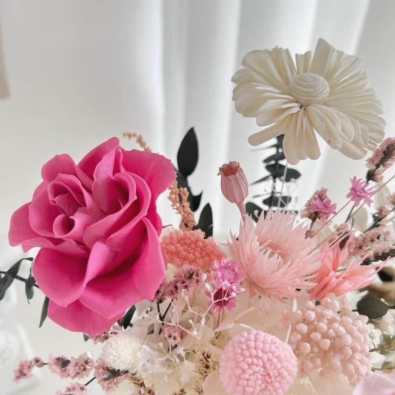 SEE 看見花藝設計 | 永生花 | 玫瑰 |   粉色浪漫擴香牛奶花瓶