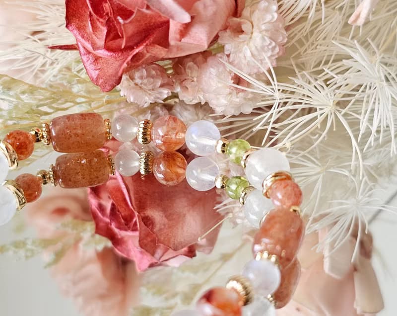 璀璨閃耀的暖陽-正能量/太陽石 /橄欖石/紅膠花/月光石水晶手鍊