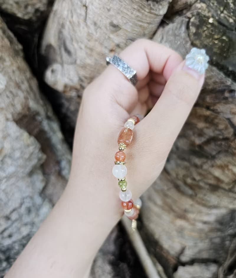 璀璨閃耀的暖陽-正能量/太陽石 /橄欖石/紅膠花/月光石水晶手鍊