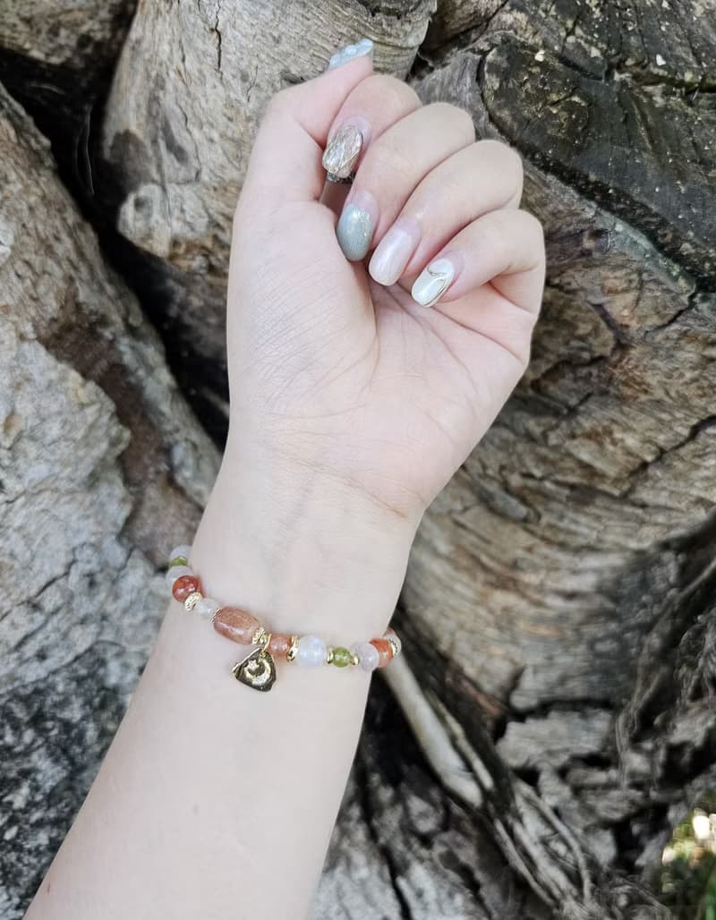 璀璨閃耀的暖陽-正能量/太陽石 /橄欖石/紅膠花/月光石水晶手鍊