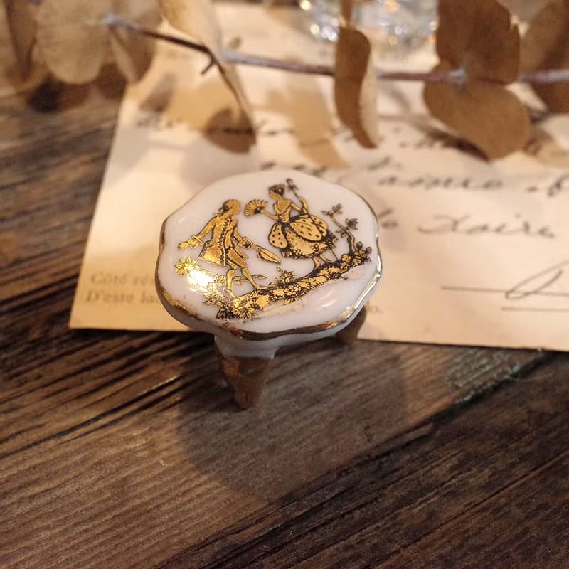葡萄牙帶回老件.古董娃娃屋配件.迷你描金小桌.瓷器