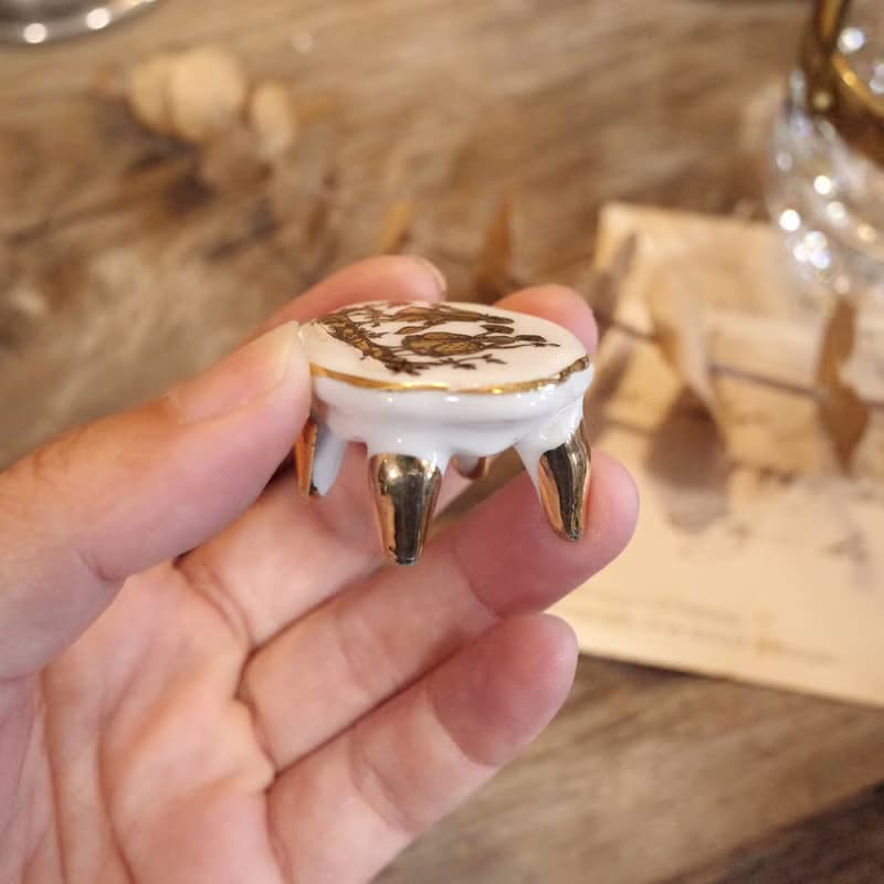 葡萄牙帶回老件.古董娃娃屋配件.迷你描金小桌.瓷器