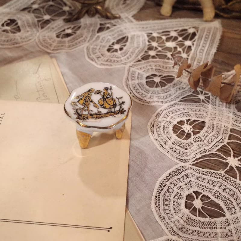 葡萄牙帶回老件.古董娃娃屋配件.迷你描金小桌.瓷器