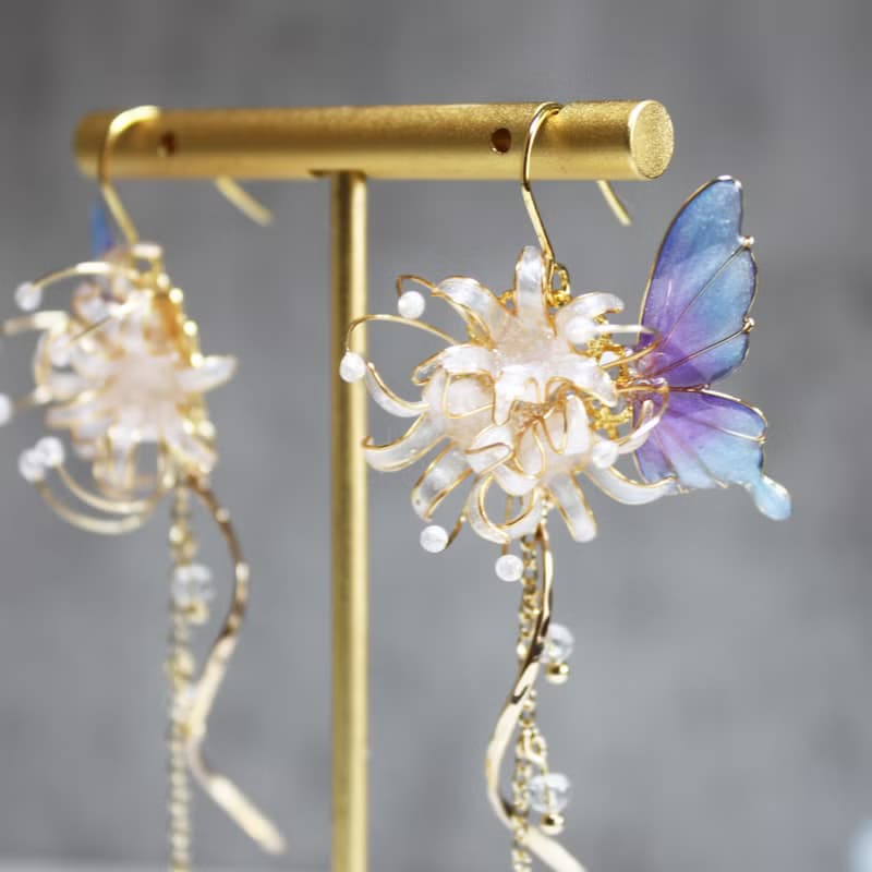 【彼岸花蝴蝶耳環】白色彼岸花耳環  藍紫色蝴蝶 耳環 耳夾