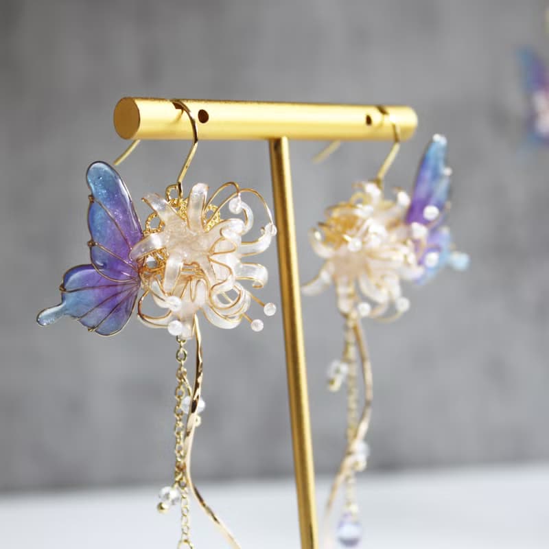 【彼岸花蝴蝶耳環】白色彼岸花耳環  藍紫色蝴蝶 耳環 耳夾
