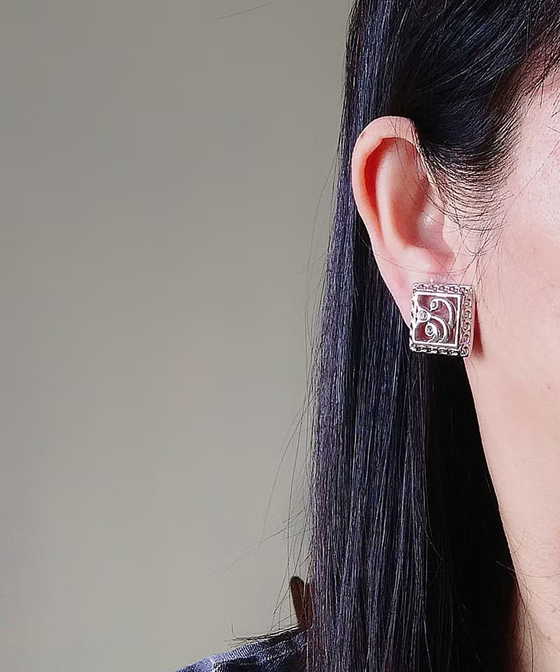 vintage jewelry  金屬方形簍空花卉夾式耳環