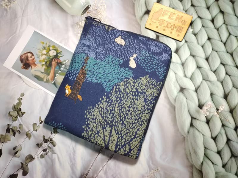 森林系列-日本設計師布藍底手繪森林樹L型拉鍊袋鋪棉電子書保護套