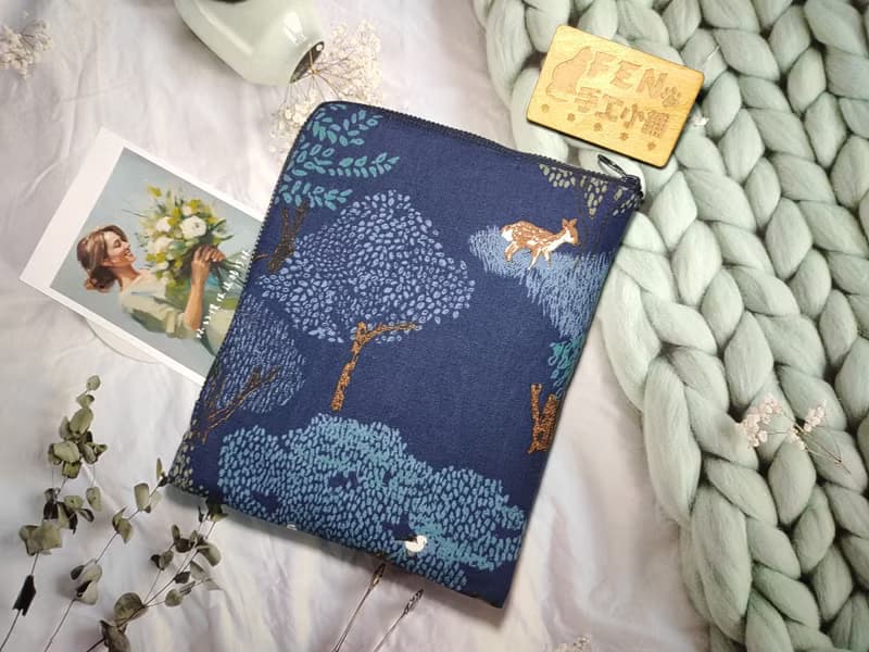 森林系列-日本設計師布藍底手繪森林樹L型拉鍊袋鋪棉電子書保護套