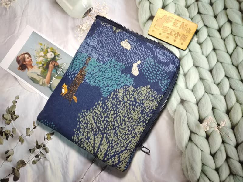 森林系列-日本設計師布藍底手繪森林樹L型拉鍊袋鋪棉電子書保護套