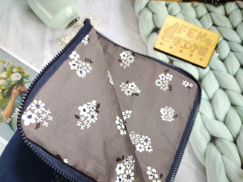 森林系列-日本設計師布藍底手繪森林樹L型拉鍊袋鋪棉電子書保護套