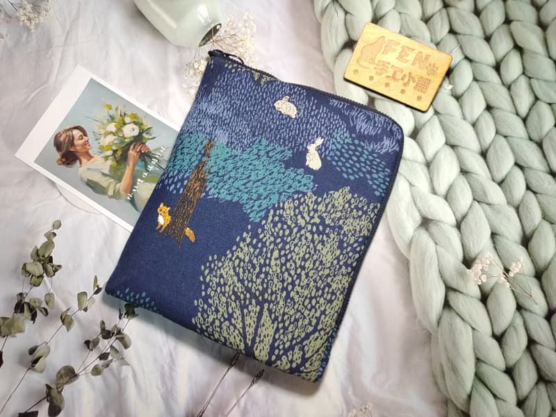 森林系列-日本設計師布藍底手繪森林樹L型拉鍊袋鋪棉電子書保護套