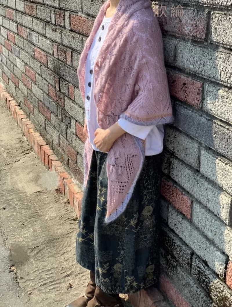 純手工編織。氣質粉葉披肩。。柔粉色雙線編織。實用、質感