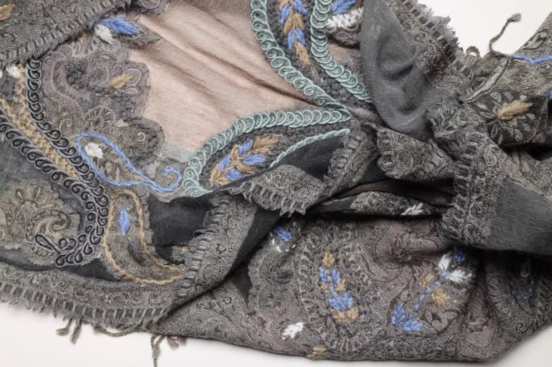 【母親節禮物】喀什米爾水煮羊毛手工刺繡圍巾披肩莫蘭迪灰咖拼紗