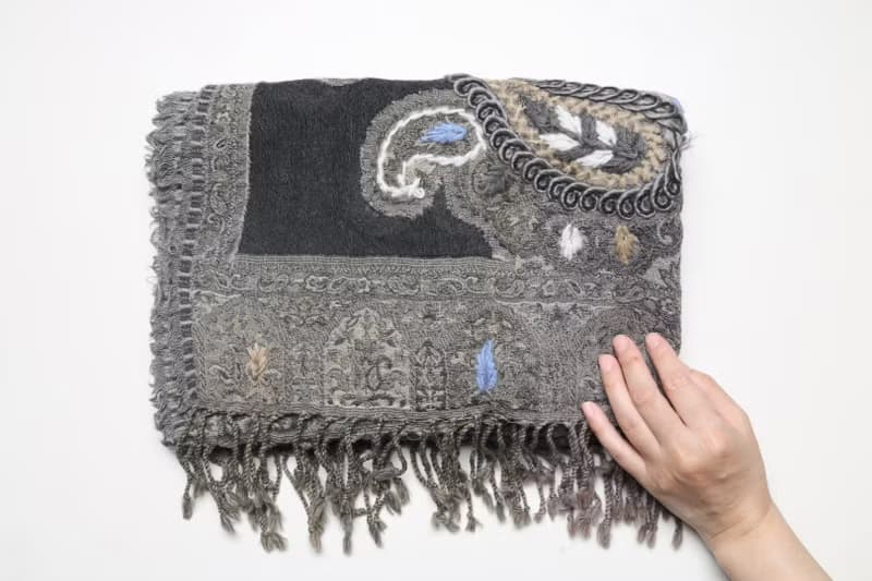 【母親節禮物】喀什米爾水煮羊毛手工刺繡圍巾披肩莫蘭迪灰咖拼紗