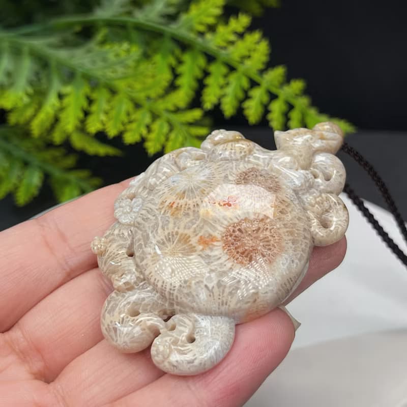 高品質珊瑚玉吊墜冰潤高瓷玉化贊比大花蟲洞手雕九尾狐愛情守護神