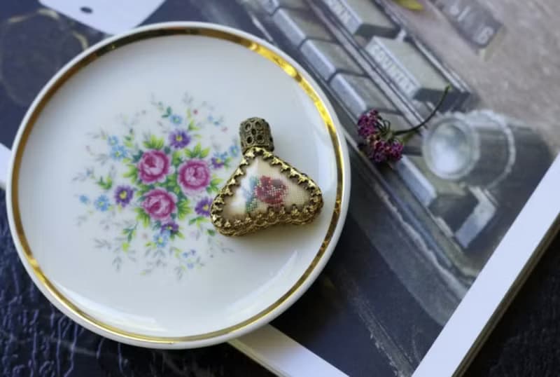 老雜貨Damn Good Vintage 金色蕾絲雕花三角香水瓶 刺繡玫瑰 w33