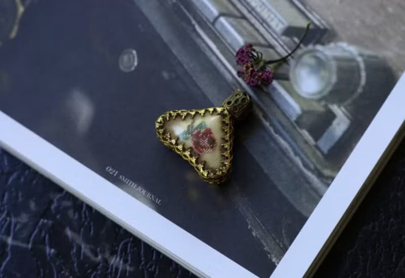 老雜貨Damn Good Vintage 金色蕾絲雕花三角香水瓶 刺繡玫瑰 w33