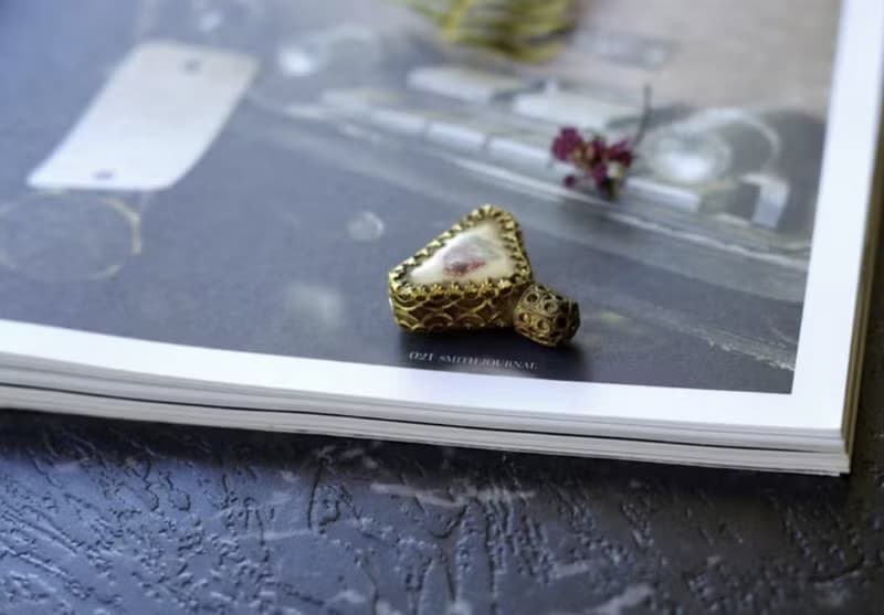 老雜貨Damn Good Vintage 金色蕾絲雕花三角香水瓶 刺繡玫瑰 w33