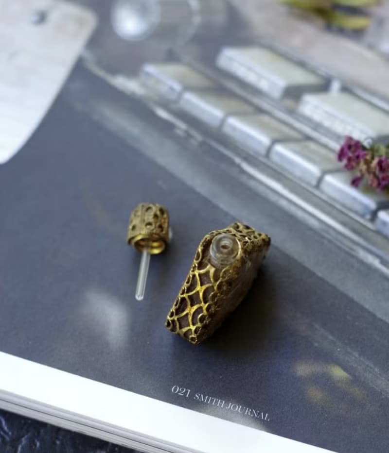 老雜貨Damn Good Vintage 金色蕾絲雕花三角香水瓶 刺繡玫瑰 w33