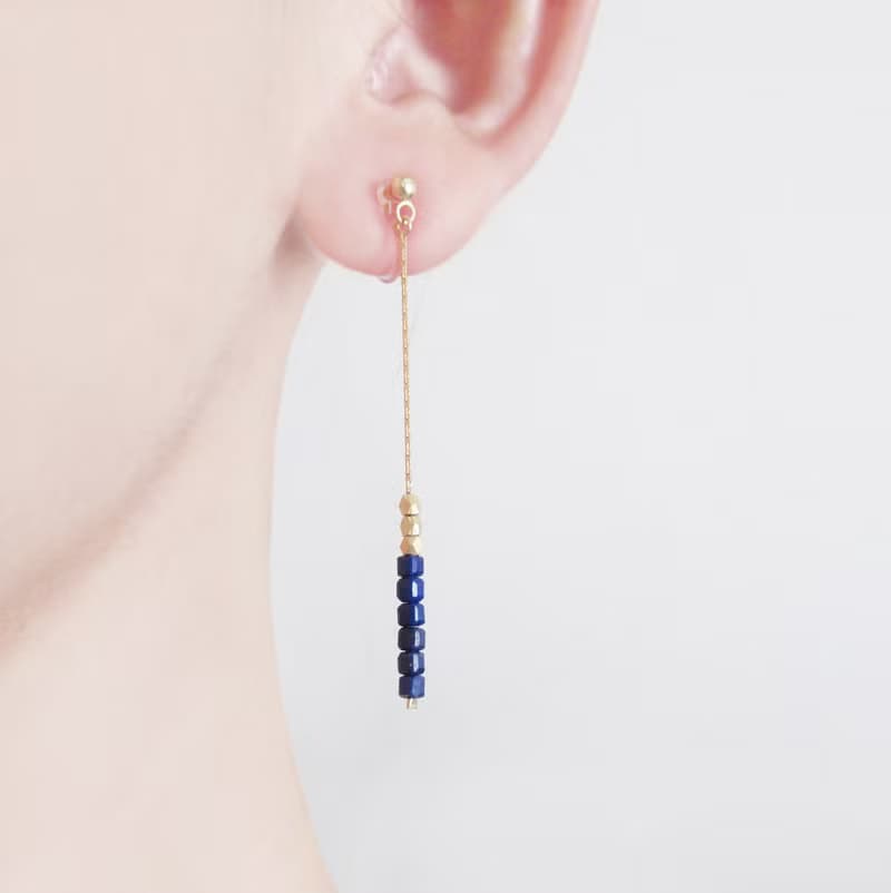 キューブラピスラズリとメタルビーズのロングチェーンイヤリング、ピアス