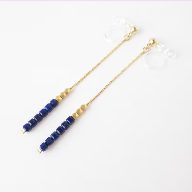 キューブラピスラズリとメタルビーズのロングチェーンイヤリング、ピアス