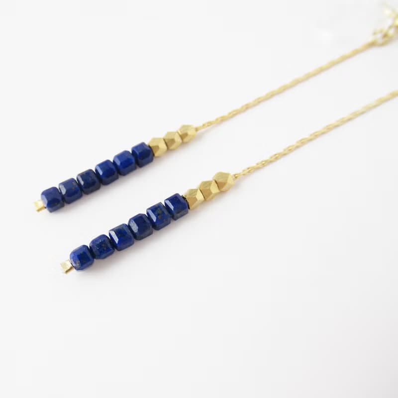 キューブラピスラズリとメタルビーズのロングチェーンイヤリング、ピアス