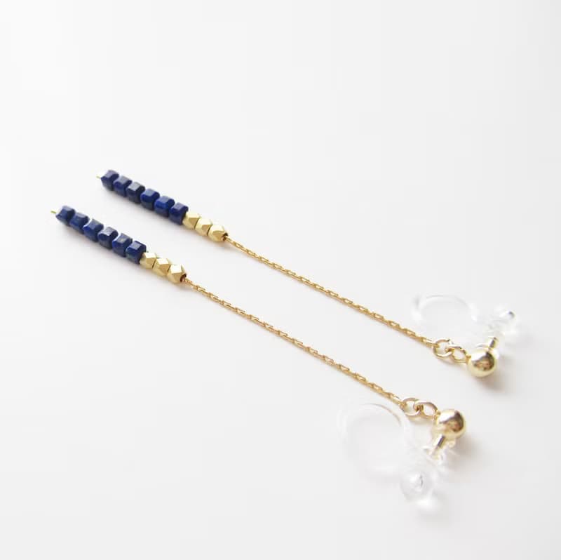 キューブラピスラズリとメタルビーズのロングチェーンイヤリング、ピアス