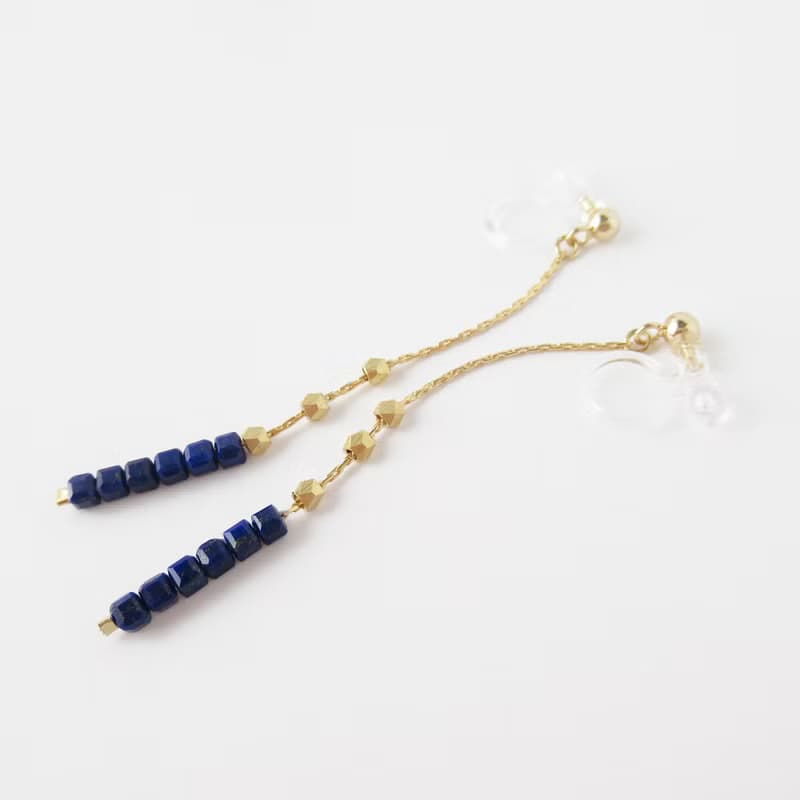 キューブラピスラズリとメタルビーズのロングチェーンイヤリング、ピアス
