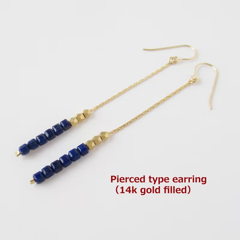 キューブラピスラズリとメタルビーズのロングチェーンイヤリング、ピアス