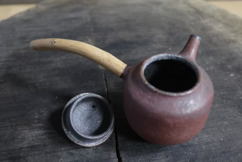 赤燼側把壺與勻杯組