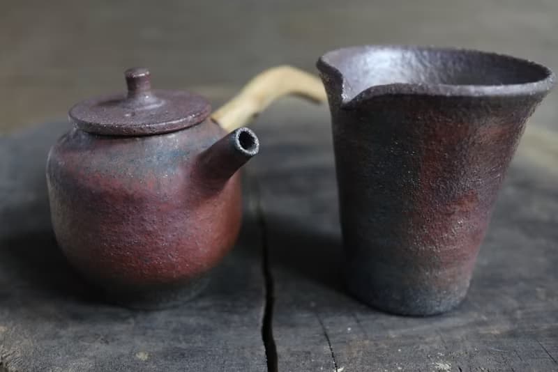 赤燼側把壺與勻杯組
