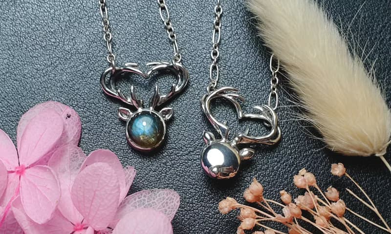 聖誕飾品。小鹿。深邃藍拉長