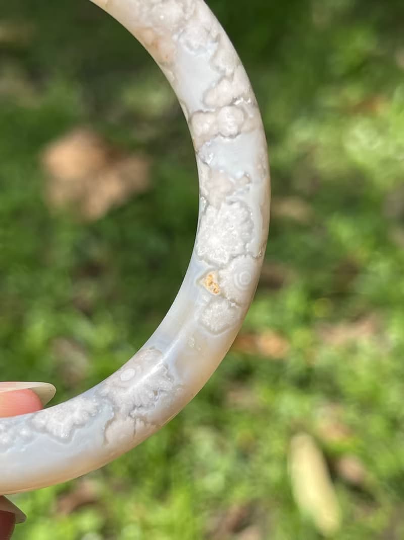 淡藍色小雛菊—櫻花瑪瑙圓鐲。含原礦鐲心。精品小花訂製鐲。