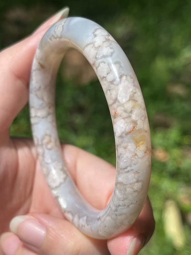 淡藍色小雛菊—櫻花瑪瑙圓鐲。含原礦鐲心。精品小花訂製鐲。