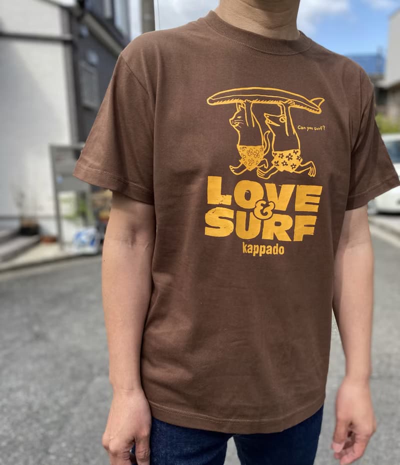 猫と青蛙のTシャツ　チョコレートブラウン　男女兼用