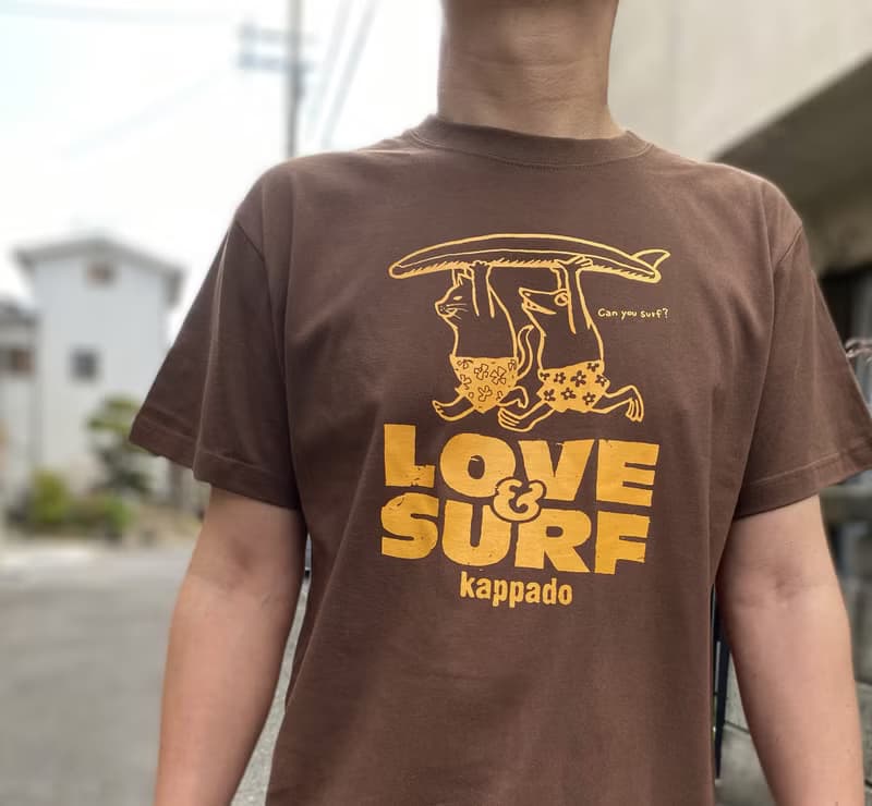 猫と青蛙のTシャツ　チョコレートブラウン　男女兼用