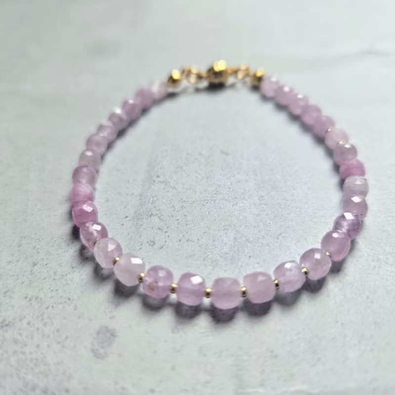 【日本製】クンツァイト キューブカット ブレスレット – マグネット留め具 / 金属アレルギー対応