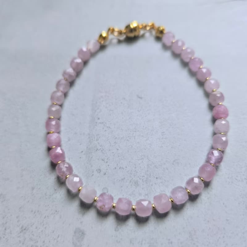 【日本製】クンツァイト キューブカット ブレスレット – マグネット留め具 / 金属アレルギー対応