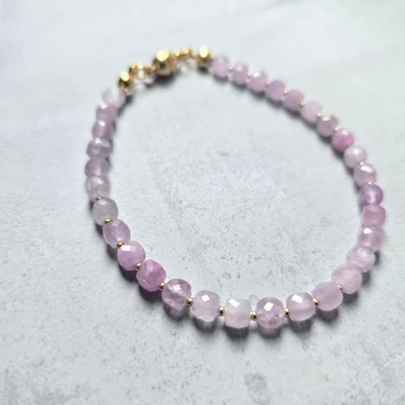 【日本製】クンツァイト キューブカット ブレスレット – マグネット留め具 / 金属アレルギー対応