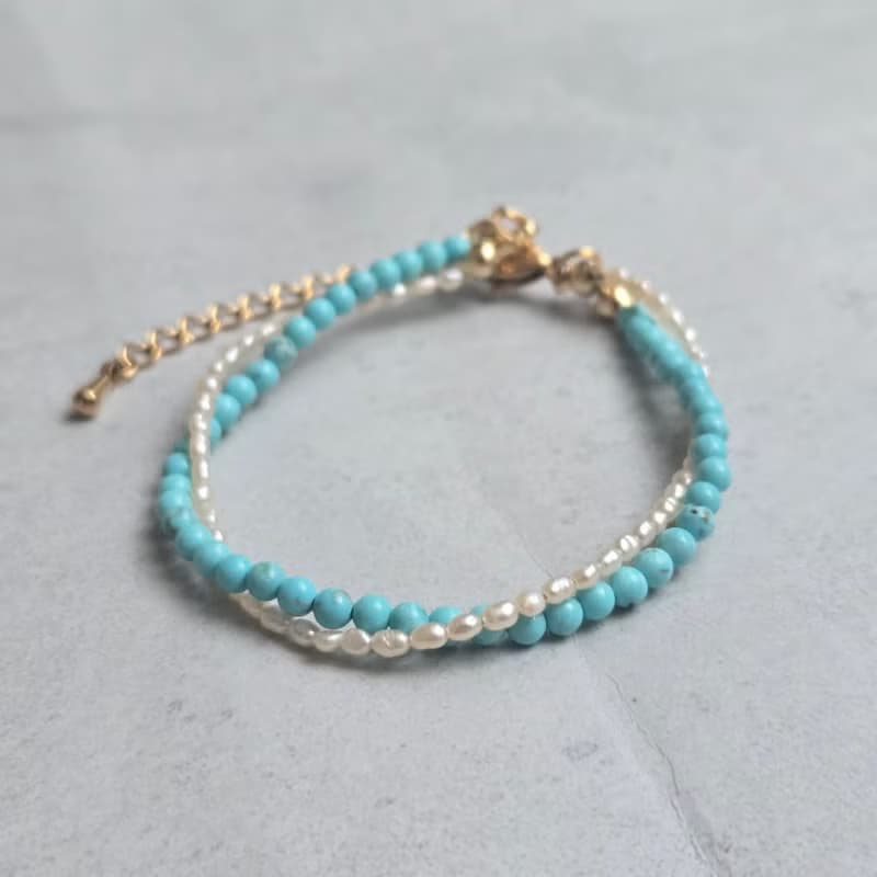 【日本製】ターコイズ × 淡水パール 重ね付け風ブレスレット – 高品質 & 金属アレルギー対応