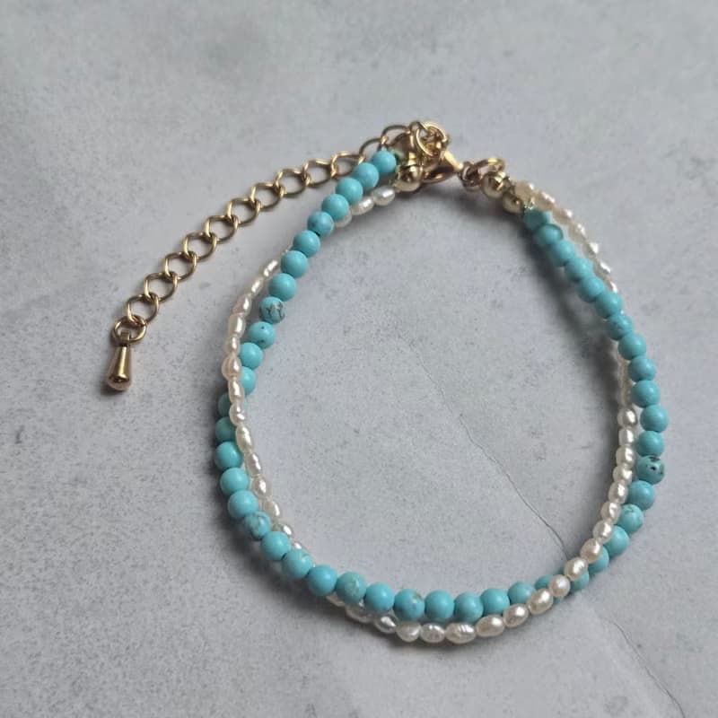 【日本製】ターコイズ × 淡水パール 重ね付け風ブレスレット – 高品質 & 金属アレルギー対応
