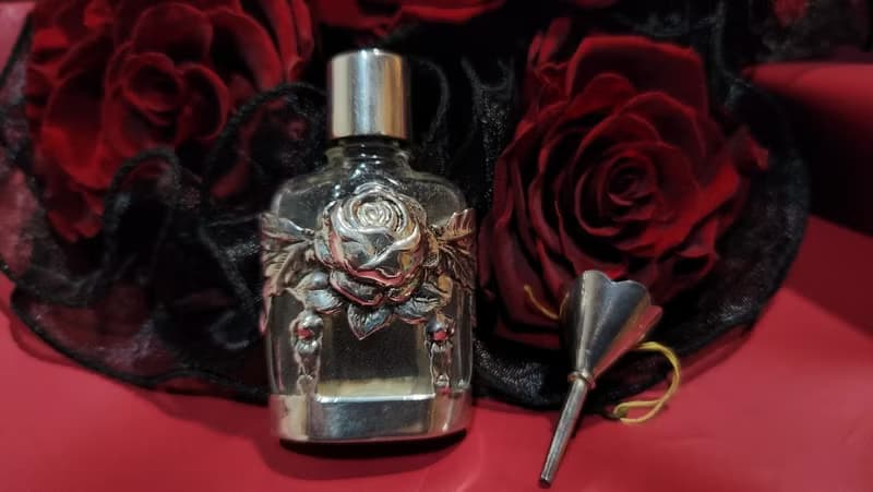 1990年倫敦製玫瑰純銀玻璃香水瓶(有Hallmark)含漏斗聖誕禮盒