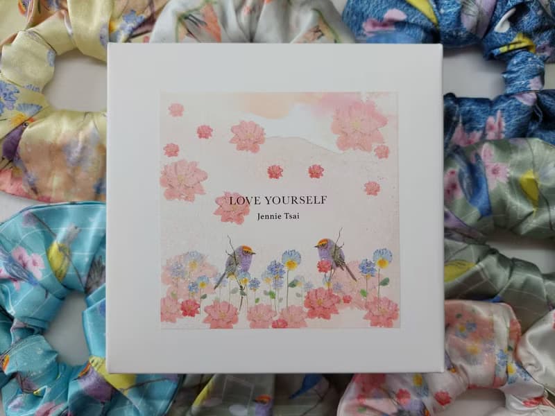 Jennie Tsai -綠色音符鳥插畫 - 小甜甜圈蝴蝶結髮束