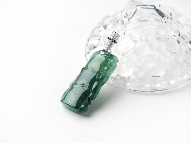 雪藏玉竹 | 冰糯起膠/墨綠色 | 天然翡翠玉珮項鍊