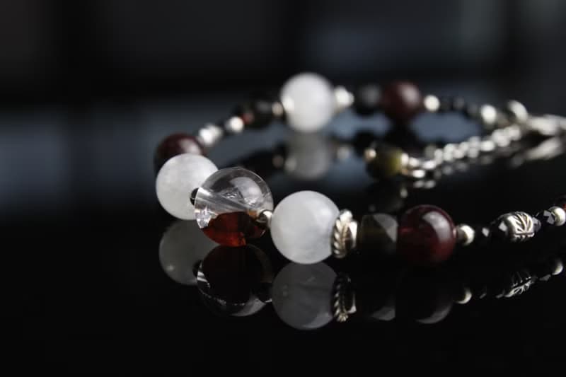 金魚 // 紅膠花水晶月光石紅銅鈦天然石純銀手鍊//