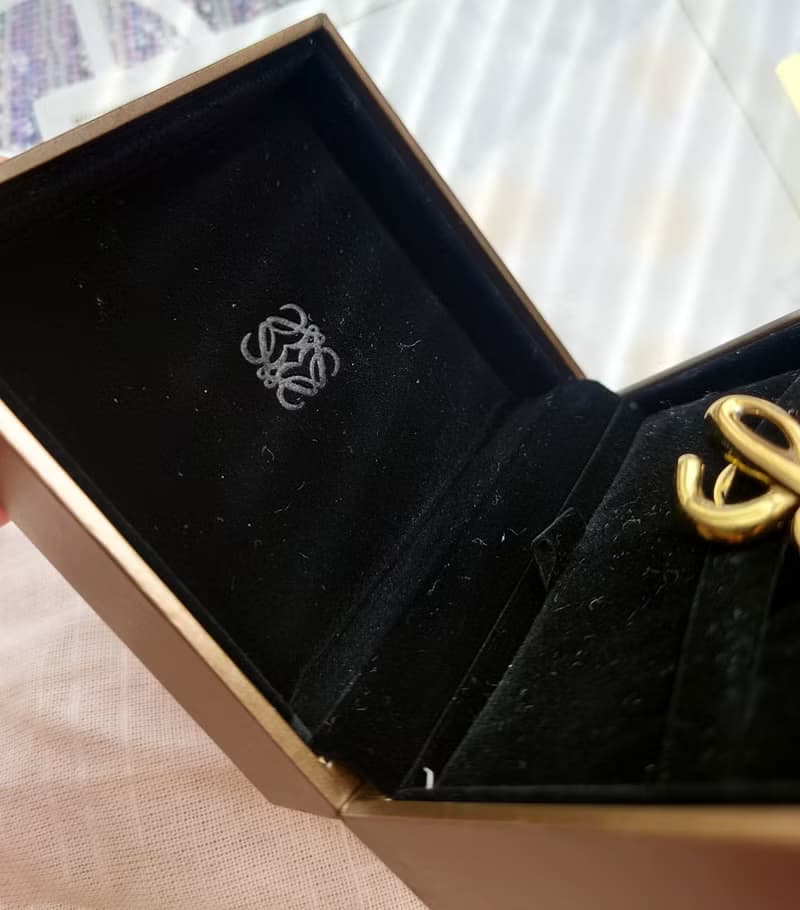 中古美品 附盒 Loewe L字胸針心口針 圍巾扣頸巾扣領帶扣包包掛件