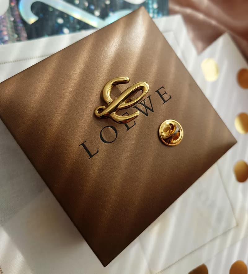 中古美品 附盒 Loewe L字胸針心口針 圍巾扣頸巾扣領帶扣包包掛件