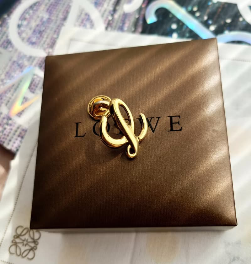 中古美品 附盒 Loewe L字胸針心口針 圍巾扣頸巾扣領帶扣包包掛件